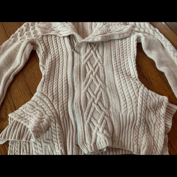 Beautiful warm sweater - Picture 13 of 14